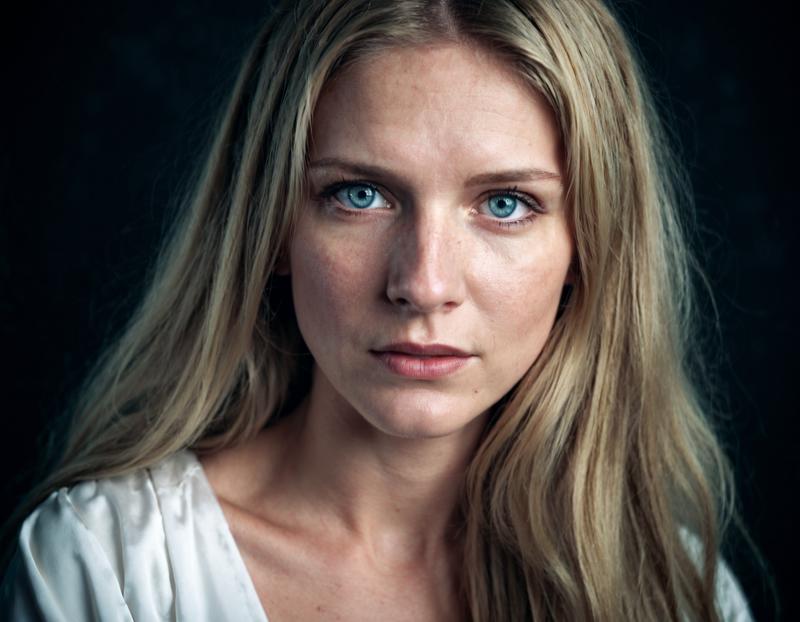 pw07240119240119203346_A close-up portrait of a woman with long blonde hair_01090_.png